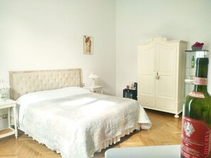 Premium bedding, pillow-top beds, laptop workspace, iron/ironing board - Gourmet B&B Villa Landucci (Florence)