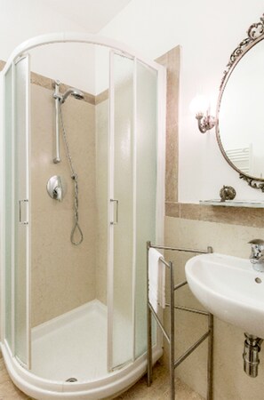 Chambre Simple, salle de bains commune | Douche de la salle de bain