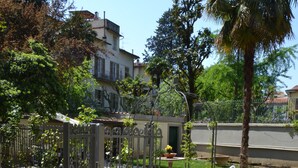 A garden with flowers and a fence. - Gourmet B&B Villa Landucci (Florence)