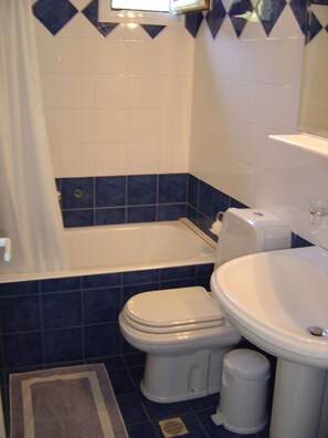 Komfortbadewanne, kostenlose Toilettenartikel, Haartrockner, Handtücher