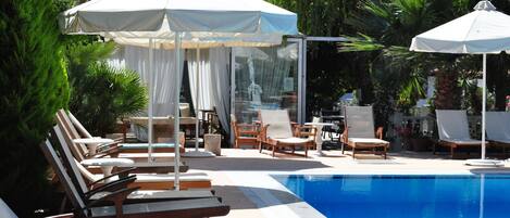 Außenpool, Sonnenschirme, Liegestühle