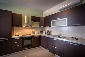 Geladeira grande, micro-ondas, cooktop, cafeteira/chaleira