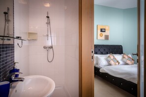 Baignoire et douche séparées, articles de toilette gratuits