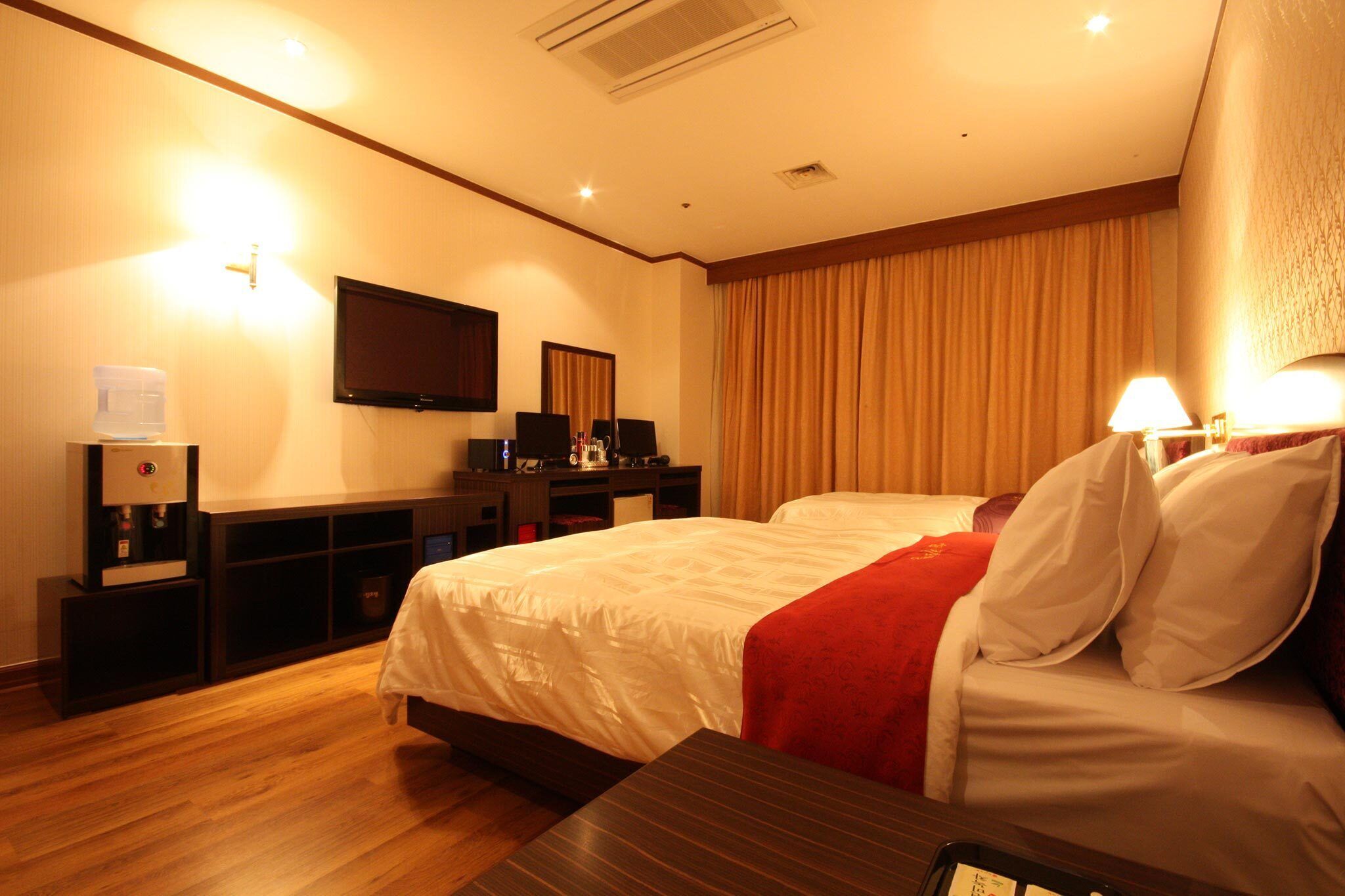 プレミア ツインルーム | 高級寝具、デスク、防音設備、WiFi (無料)