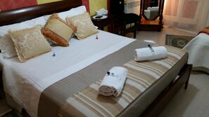 Basic Double Room, 1 Double Bed, Shared Bathroom | Desk, free WiFi