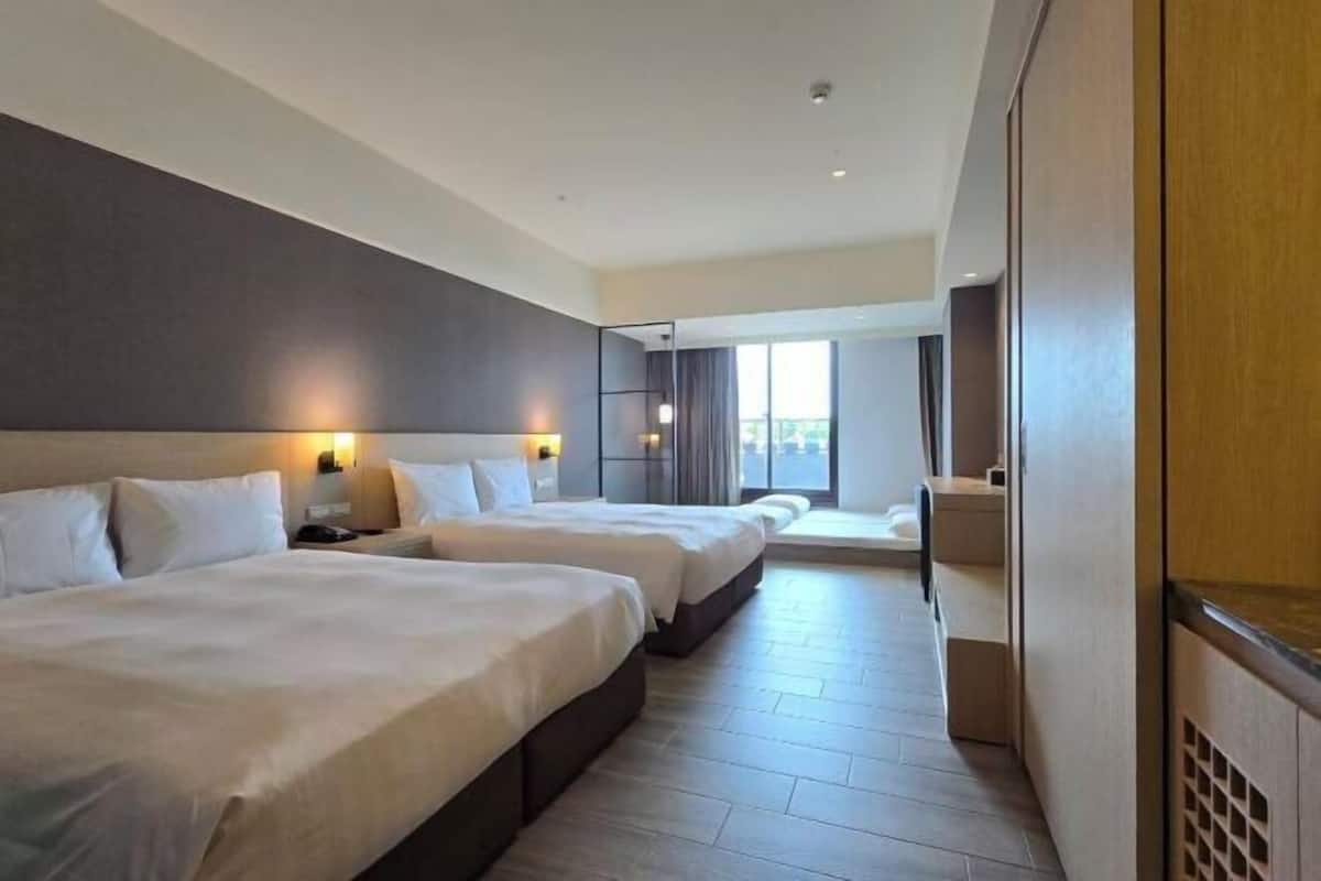 1 bedroom, down comforters, minibar, desk