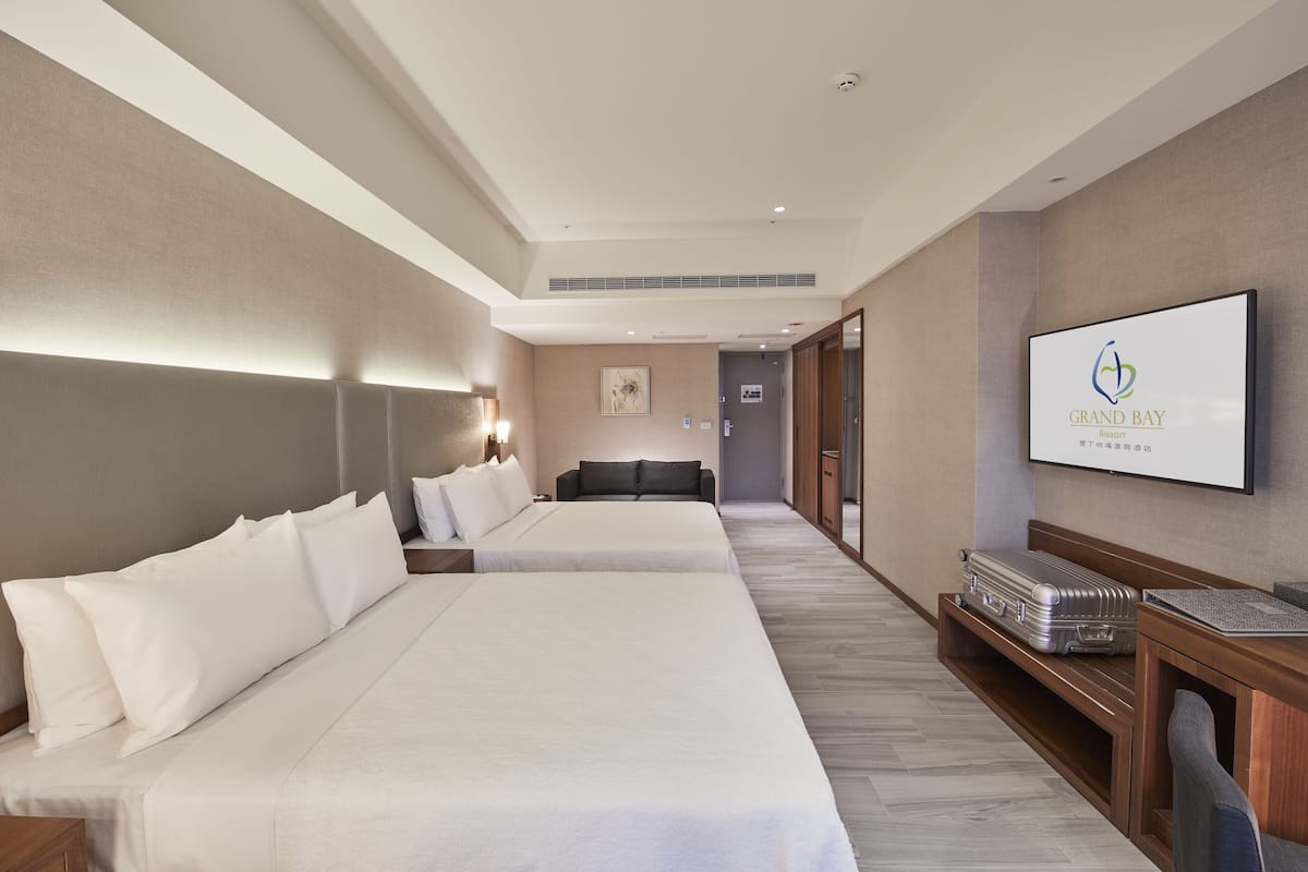 1 bedroom, down comforters, minibar, desk