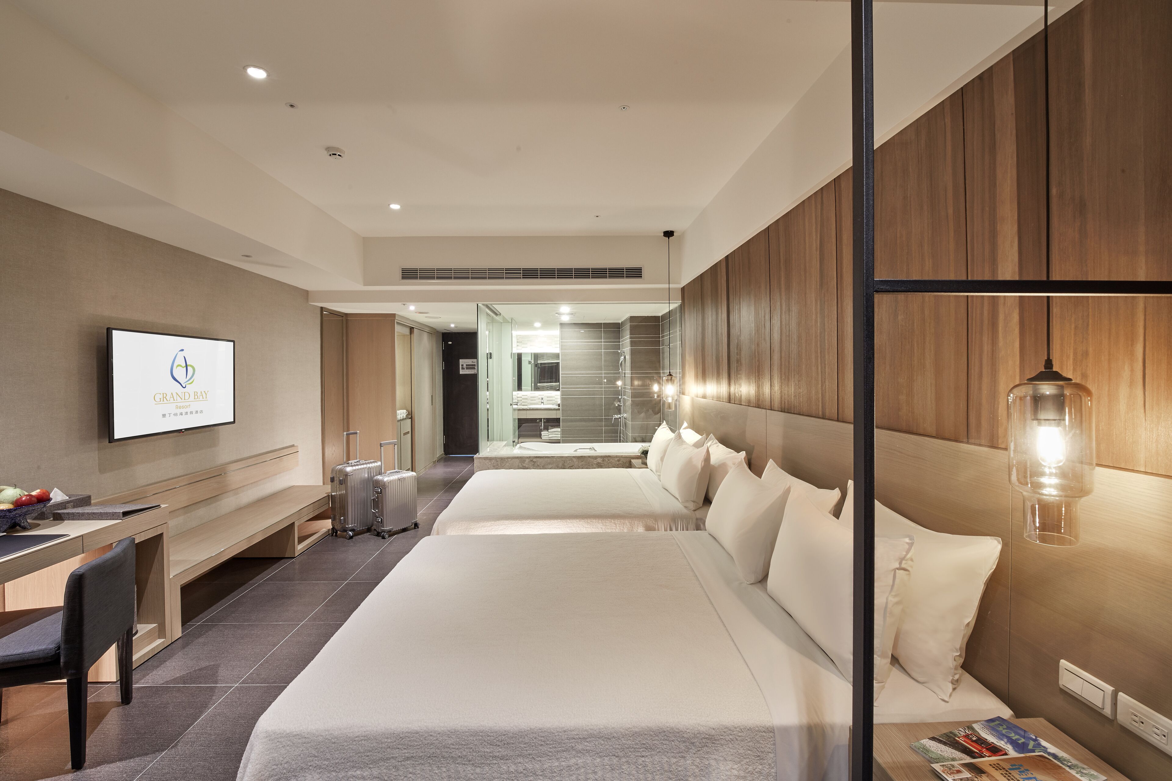 1 bedroom, down duvets, minibar, desk