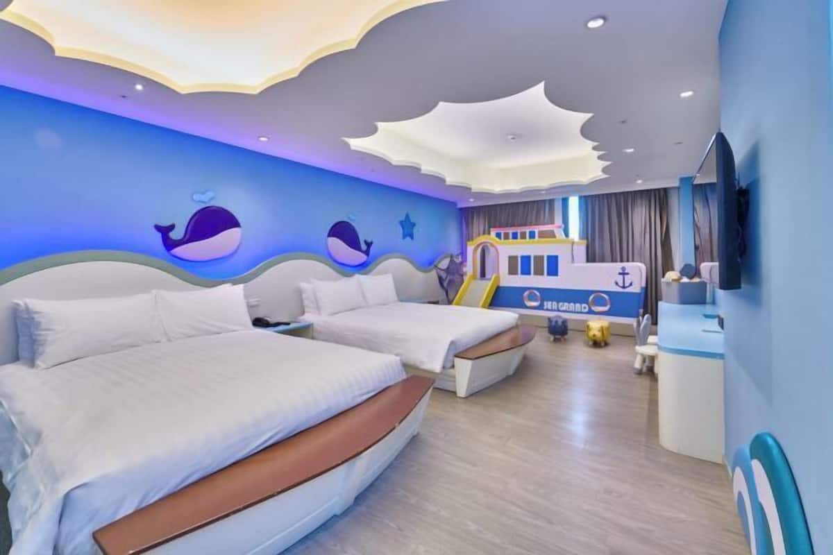 1 bedroom, down comforters, minibar, desk
