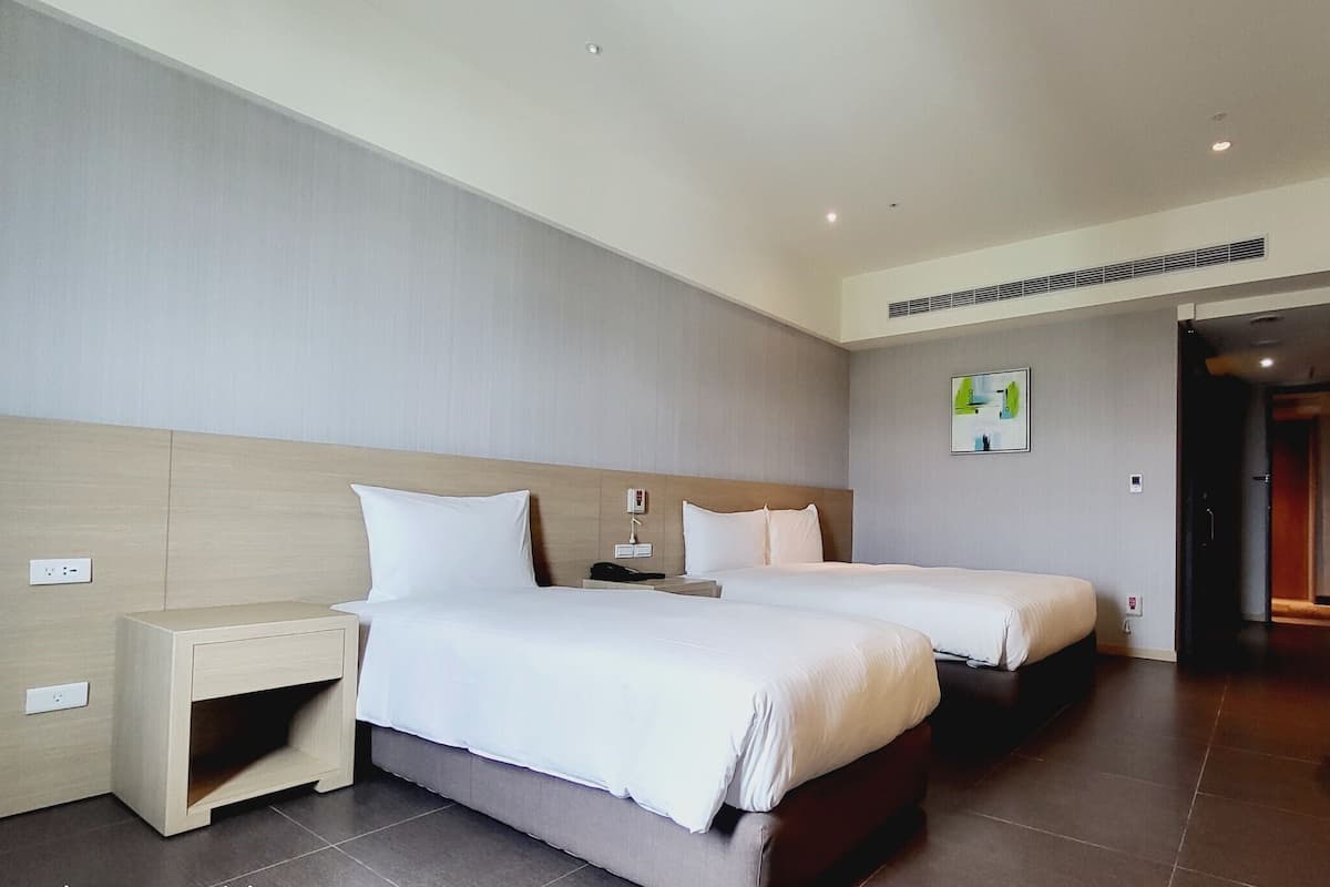 Economy Triple Room | 1 bedroom, down comforters, minibar, desk
