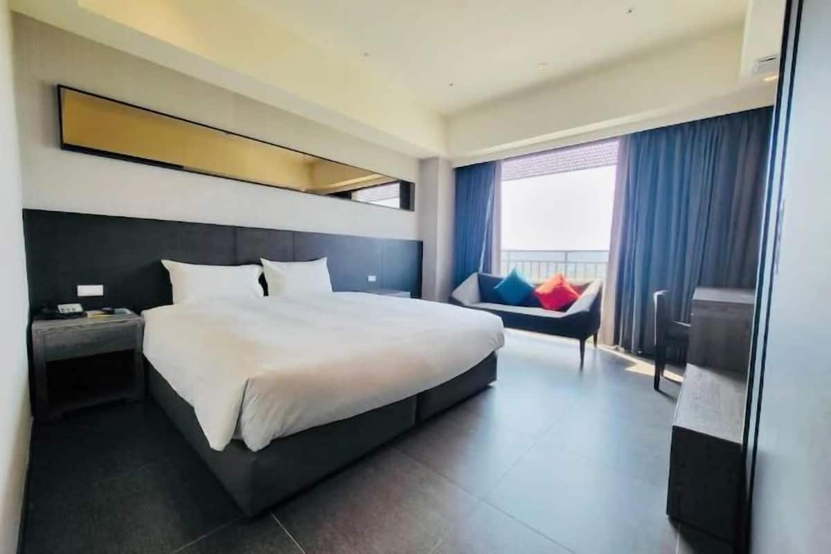 1 bedroom, down comforters, minibar, desk