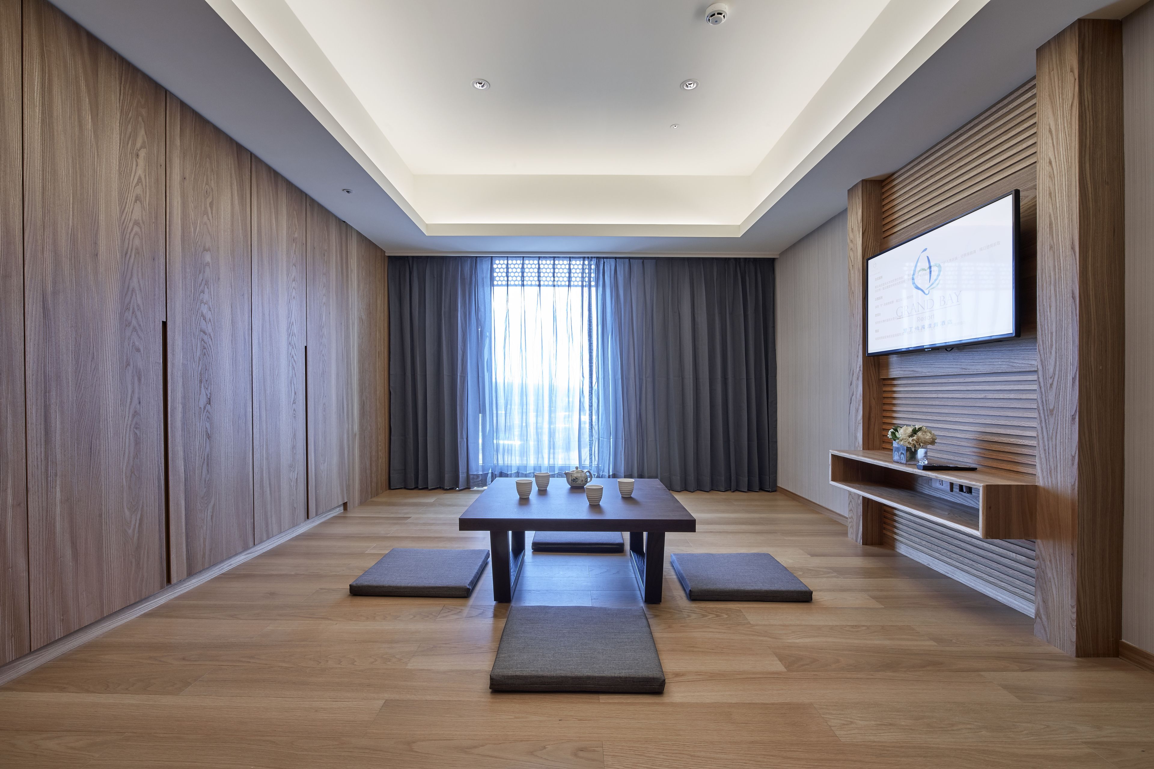 1 bedroom, down duvets, minibar, desk