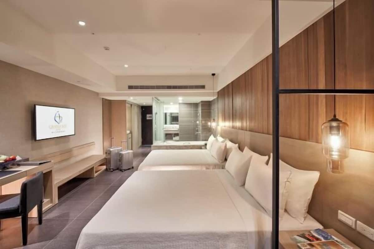 1 bedroom, down comforters, minibar, desk