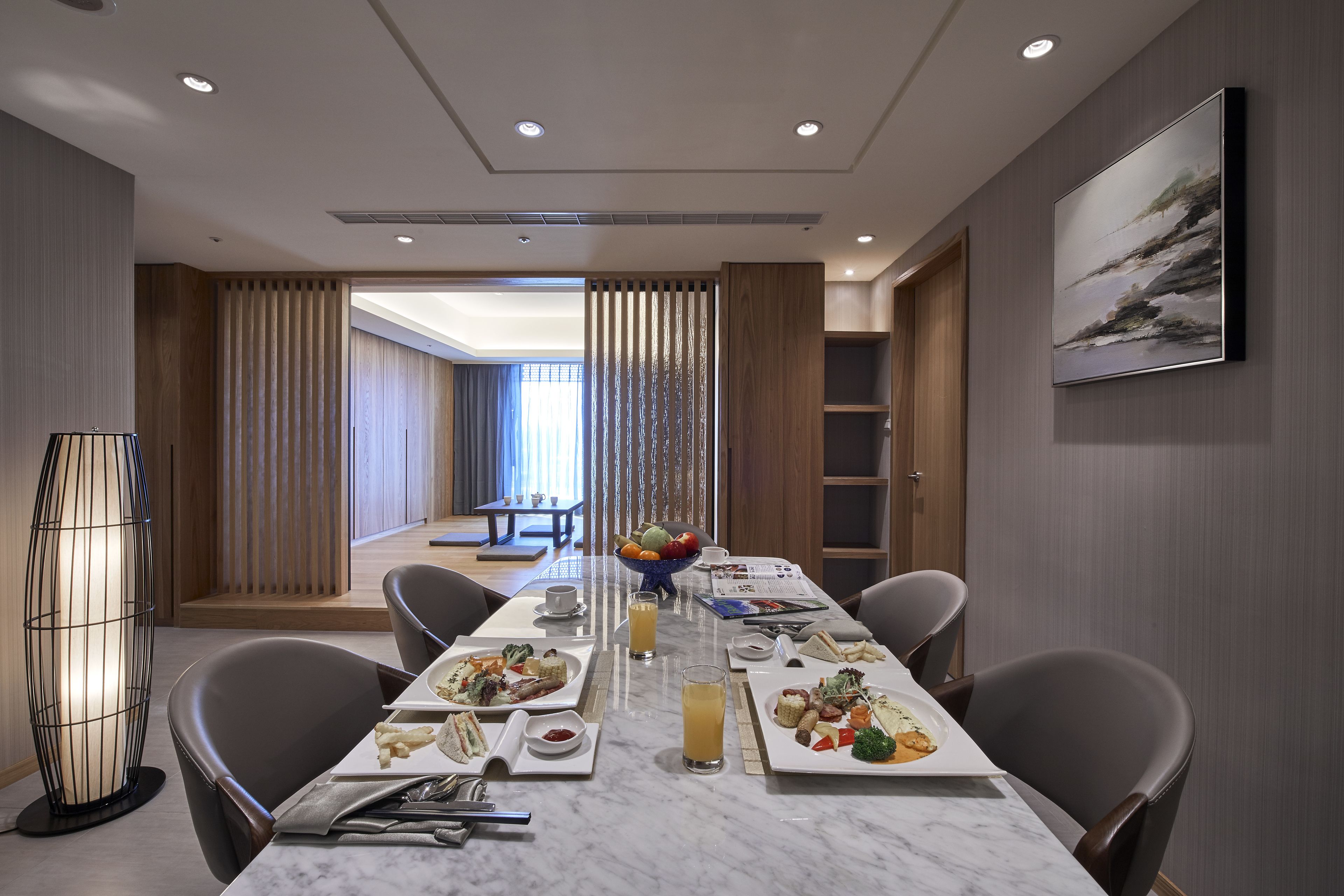 1 bedroom, down duvets, minibar, desk