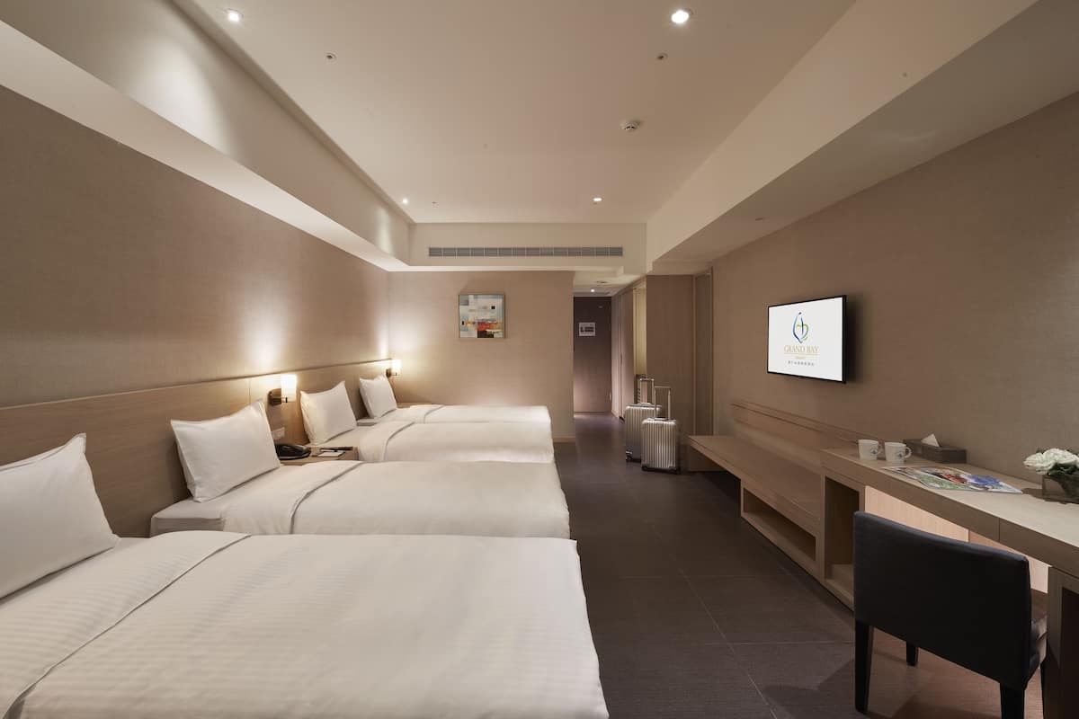 1 bedroom, down comforters, minibar, desk