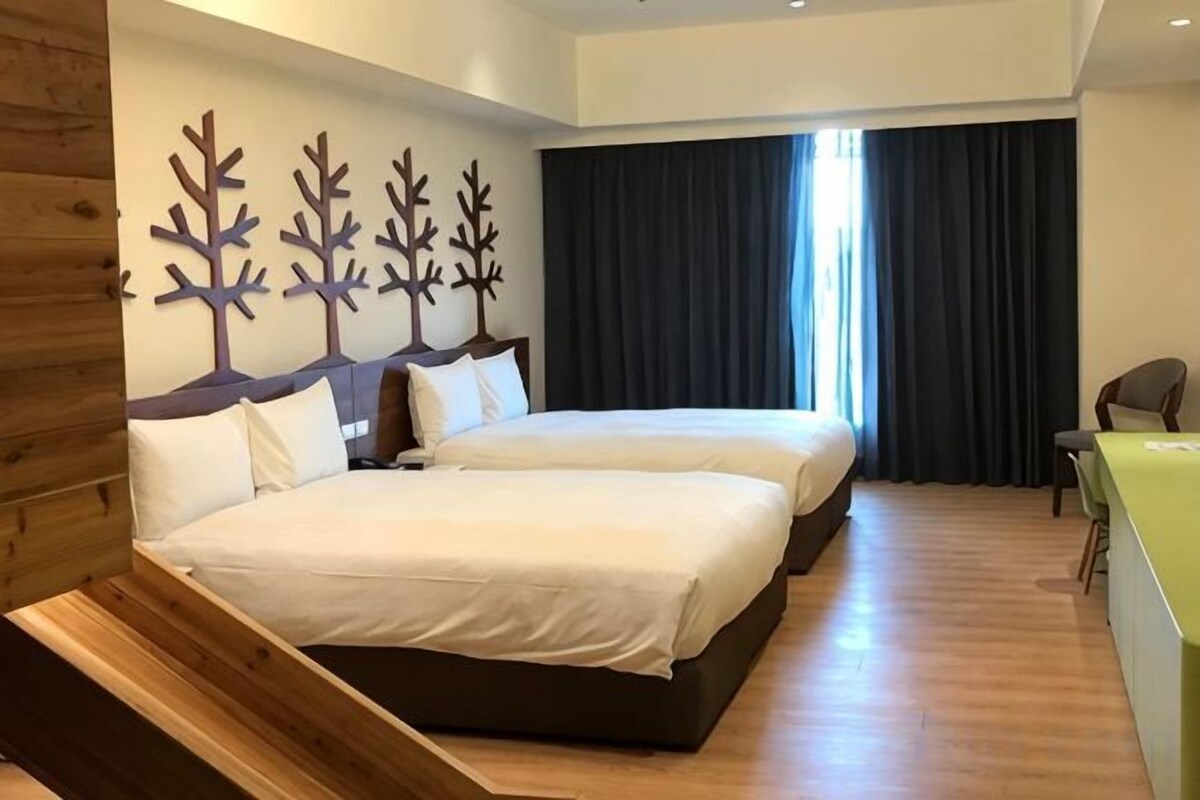 Cubrecamas, minibar, escritorio y cortinas blackout 