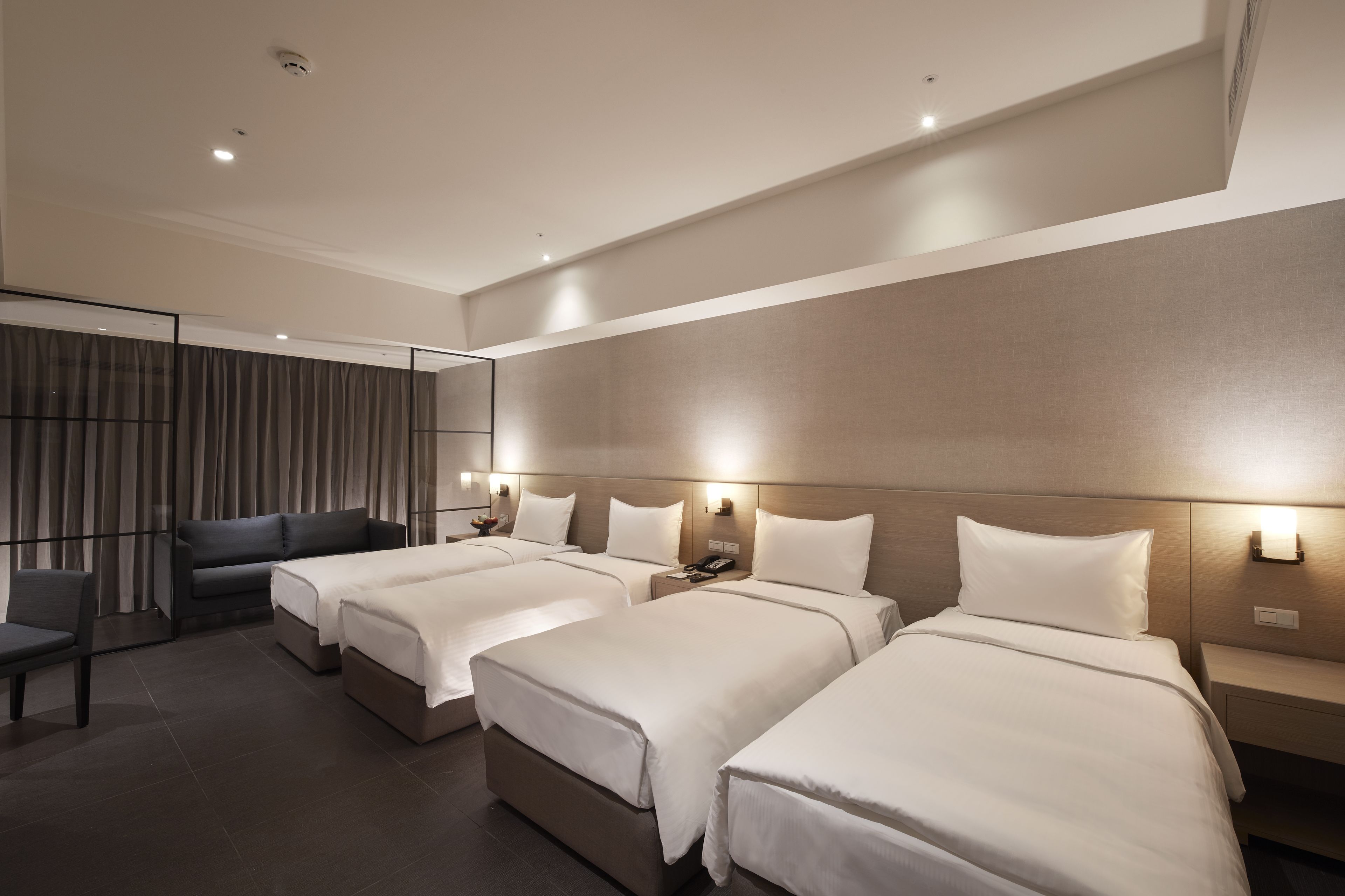 1 bedroom, down duvets, minibar, desk