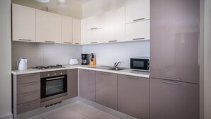 Appartement, 3 slaapkamers (Balluta Terrace Apt 2011) | Privékeuken | Een koffiezetapparaat/waterkoker, een koelkast met diepvriezer