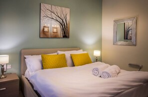 Apartamento, 3 habitaciones (Balluta Terrace Apt 1007) | 3 dormitorios, ropa de cama de alta calidad, escritorio