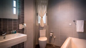 Appartement, 3 slaapkamers (Balluta Terrace Apt 2011) | Badkamer | Een aparte badkuip en douche, gratis toiletartikelen, handdoeken