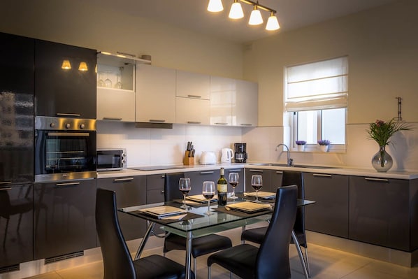 Apartment, 3 Bedrooms (Balluta Terrace Apt 1007) | Private kitchen