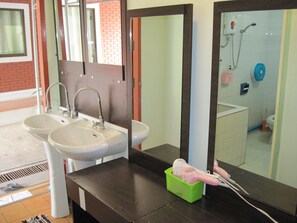 Room, Shared Bathroom | Desk, blackout curtains, free WiFi, bed sheets - Sakura House Chiangmai (Chiang Mai)