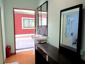 Shower, free toiletries, slippers, towels - Sakura House Chiangmai (Chiang Mai)
