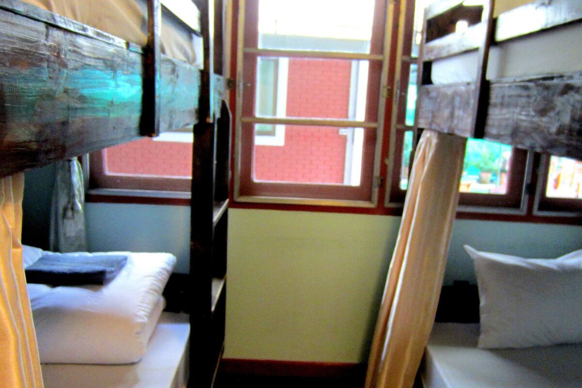 Bunk Bed Shared Bathroom for a party of 8 pax | Bureau, rideaux d’obscurcissement, accès au Wi-Fi (inclus)