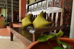 Desk, blackout curtains, free WiFi, bed sheets - Sakura House Chiangmai (Chiang Mai)