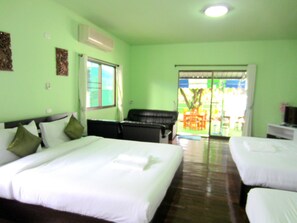 Family room with private bathroom for 8 persons  | Escrivaninha, cortinas blackout, Wi-Fi de cortesia, roupa de cama