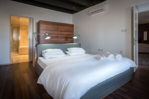 Escritorio, tabla de planchar con plancha y cunas