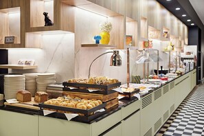 Frokostbuffé hver dag (mot et tillegg)