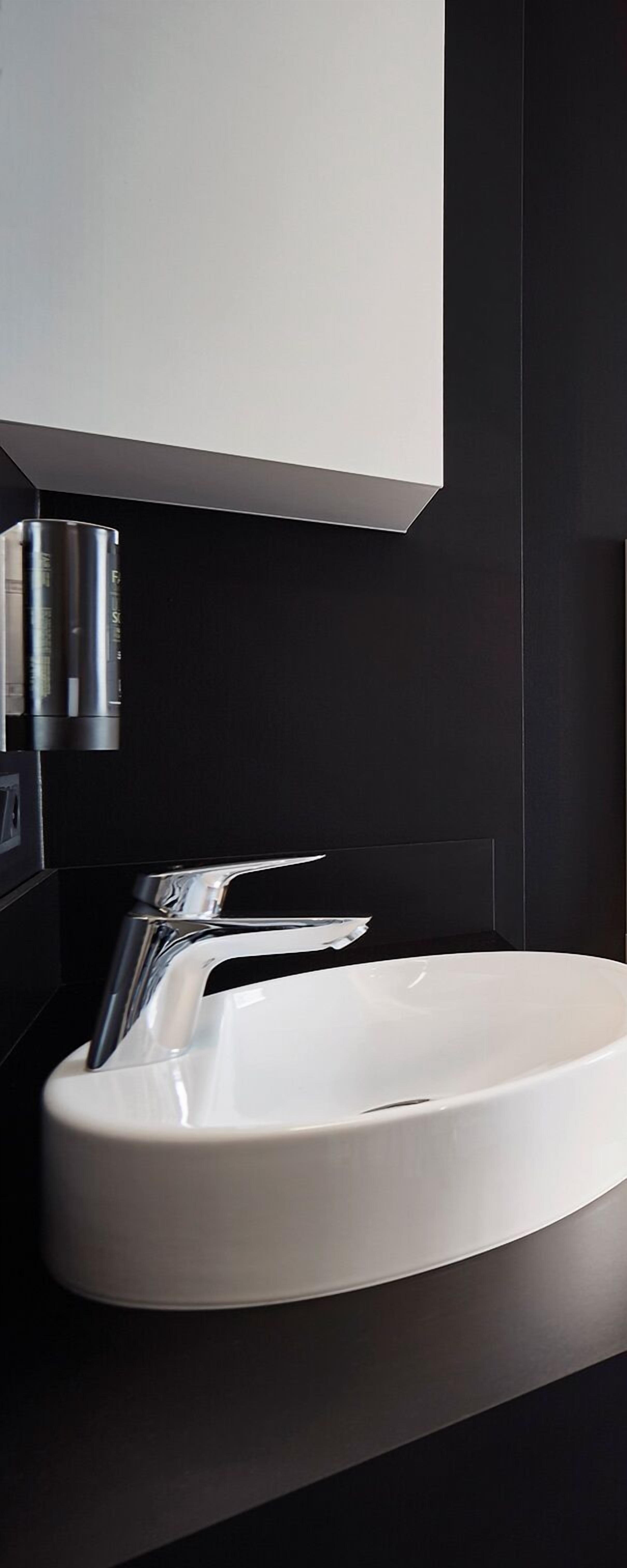 premium bedding, soundproofing, free wifi, bed sheets