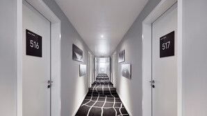 A hotel corridor with doors labeled 516 and 517, indicating guest rooms. - LEGERE EXPRESS Bielefeld (Bielefeld)