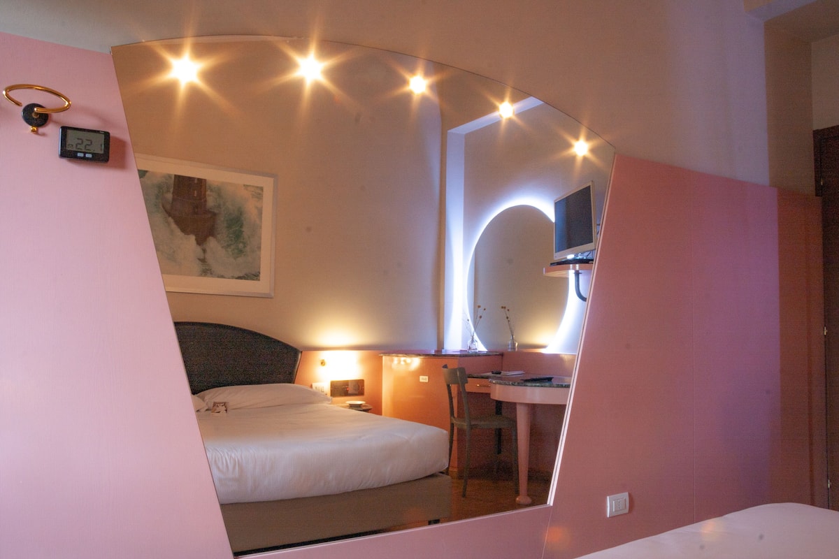 Single Room | Minibar, in-room safe, desk, laptop workspace