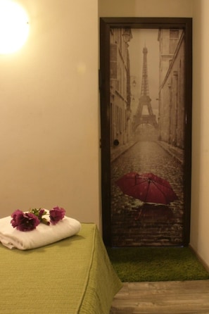 Single Room | Minibar, in-room safe, desk, laptop workspace