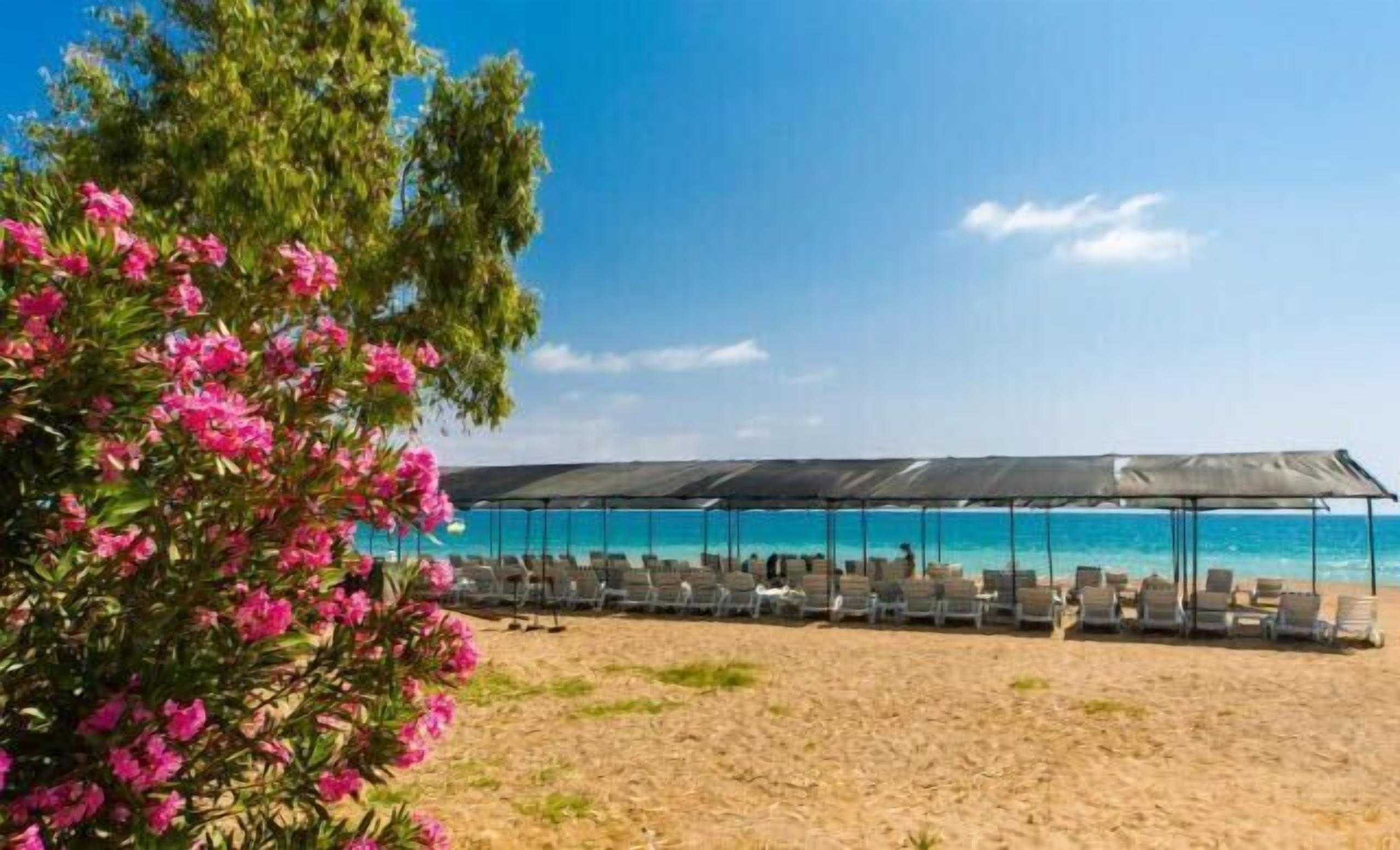 Private beach, sun-loungers, beach umbrellas, waterskiing