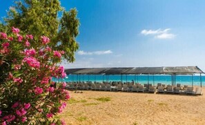 Playa privada, tumbonas, sombrillas y esquí acuático