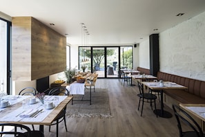 Free daily buffet breakfast  - Quinta de S. Bernardo Winery & Farmhouse (Mesão Frio)