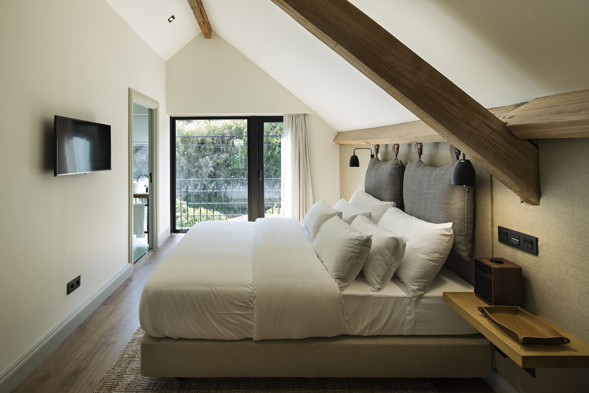 Hypo-allergenic bedding, blackout curtains, free WiFi, bed sheets