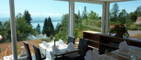 Déjeuner et dîner servis sur place