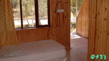 Bungalow | Minibar, desk, rollaway beds
