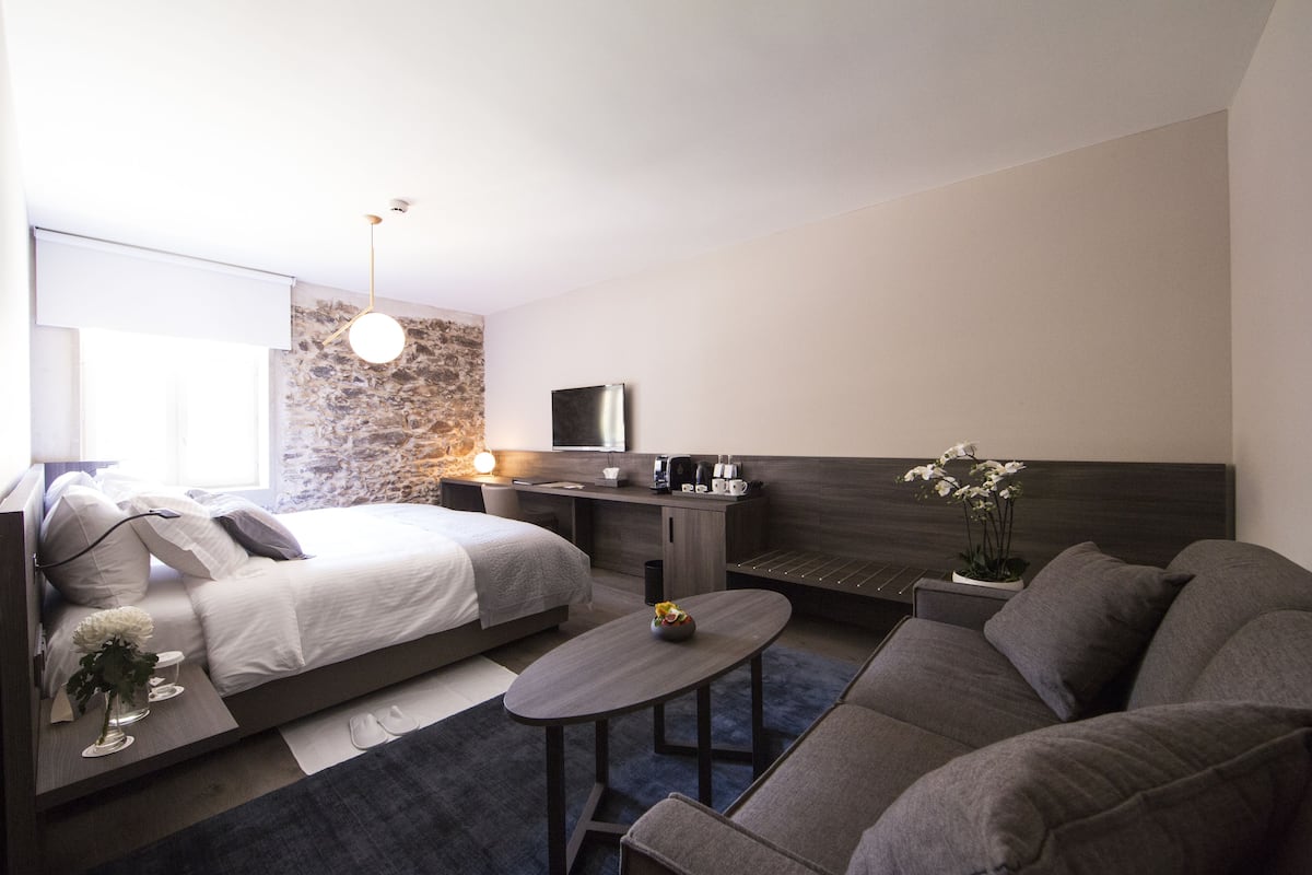 Deluxe tweepersoonskamer | Een minibar, een kluis op de kamer, een bureau, gratis wifi