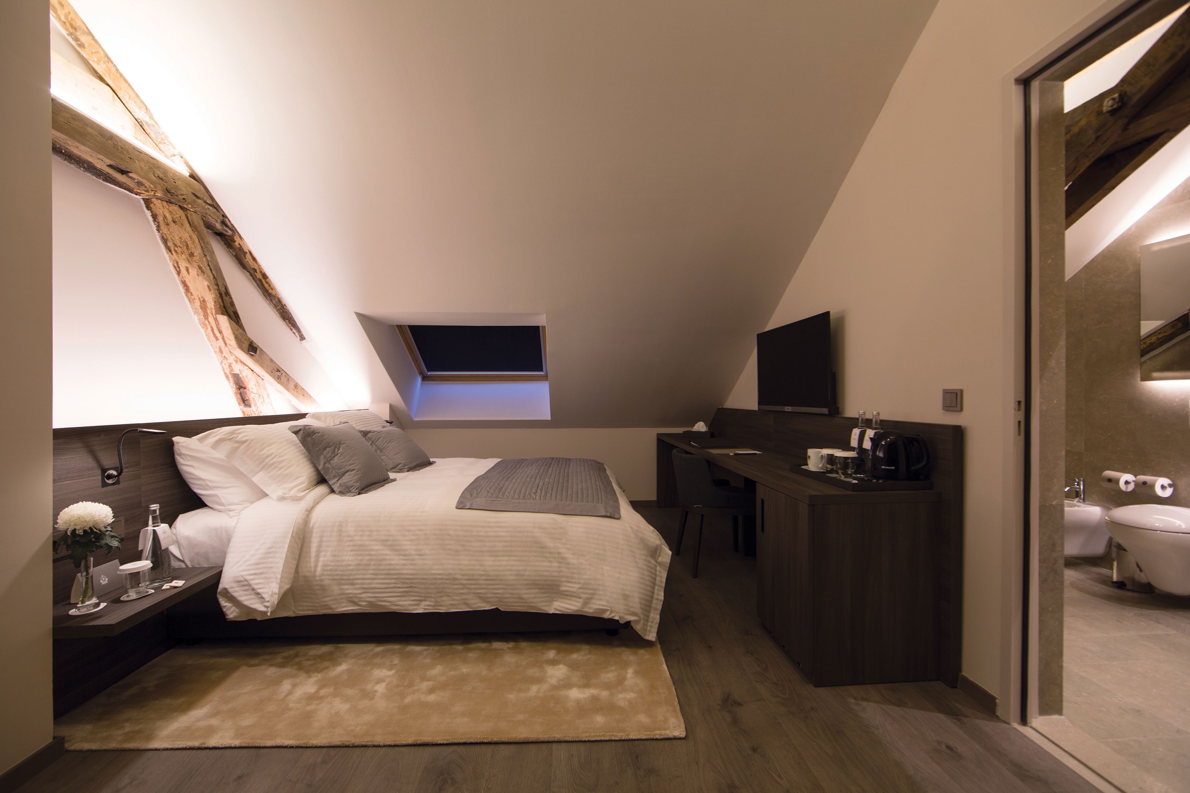 Minibar, safe på rommet, skrivebord og wi-fi (inkludert)