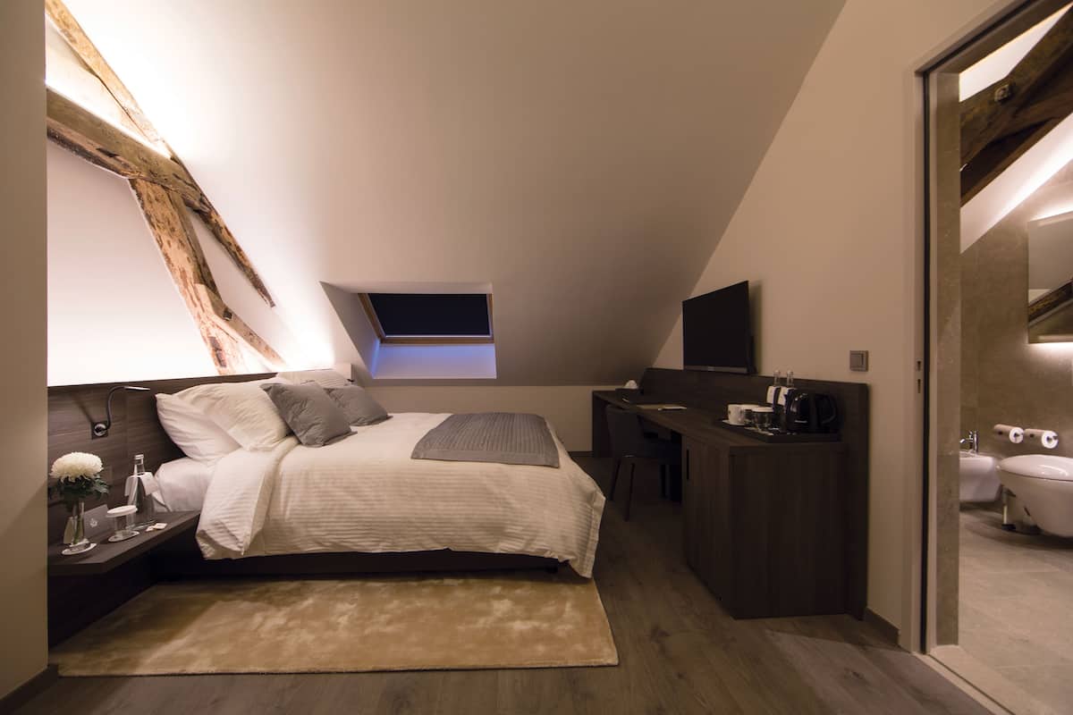 Superior tweepersoonskamer, 1 slaapkamer | Een minibar, een kluis op de kamer, een bureau, gratis wifi
