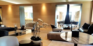 Coin salon dans le hall