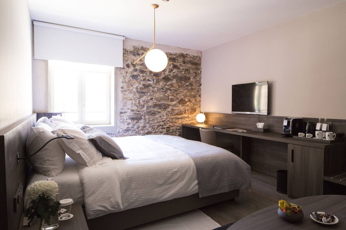 Minibar, safe på rommet, skrivebord og wi-fi (inkludert)