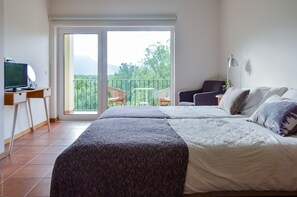 Ropa de cama de alta calidad, escritorio, insonorización y wifi gratis 