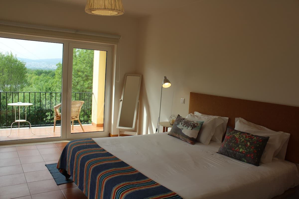 7 habitaciones, ropa de cama de alta calidad y escritorio