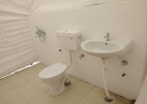 Bathtub, free toiletries, towels, toilet paper